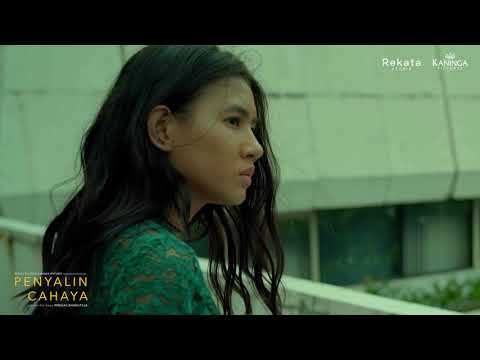 Shenina Cinnamon - pemeran utama film PENYALIN CAHAYA
