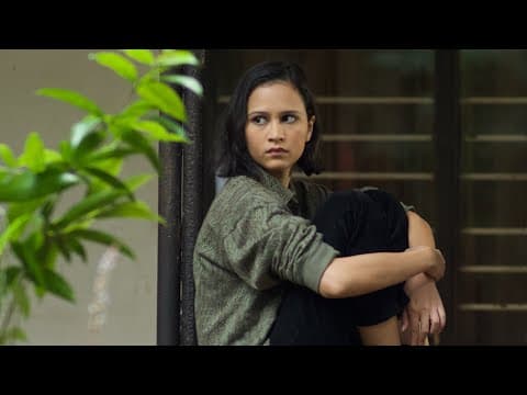 Lutesha pemeran film PENYALIN CAHAYA sebagai FARAH