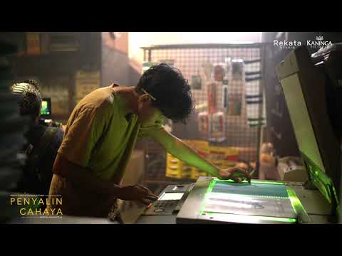 Chicco Kurniawan - tukang fotokopi di film PENYALIN CAHAYA